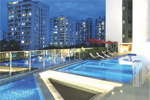 這是在本市首個為居民建設透光泳池的社區。