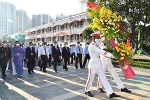 各代表出席大會前向胡志明主席塑像敬獻鮮花。（圖源：越勇）
