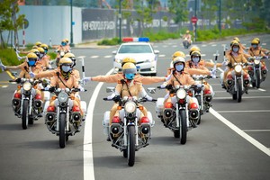 市公安廳所屬58名女交警護送隊昨(25)日舉辦問世儀式。孟玲