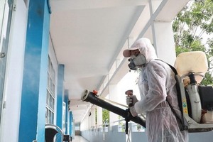 本市防疫工作人員在各所學校進行噴灑除蚊噴霧劑。（圖源：CTV）