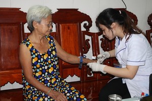 醫護人員上門為一名高齡者提供醫療服務。（圖源：新河內報）