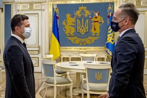 24日，烏克蘭總統澤連斯基（左）與德國外長馬斯會晤。 （圖源：烏通社）