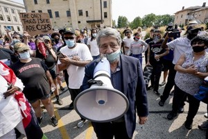 圖為基諾沙市長安塔拉密安24日拿著擴音器，試圖與抗議者溝通。（圖源：AP）