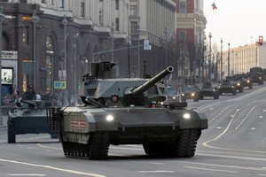 圖為俄羅斯T-14“阿瑪塔”主戰坦克亮相莫斯科街頭。（圖源：TASR）