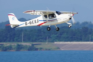 “領雁”AG50輕型運動飛機在中國湖北荊門成功首飛。（圖源：新華社）