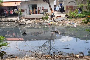 缺乏環保意識的人們直接將垃圾丟進河涌。