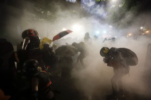 美國波特蘭示威者企圖遊行至警察局，爆發衝突。（圖源：路透社）