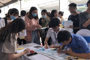 第二波疫情未爆發時，眾多大學畢業生前往市輔業勞務中心尋求就業機會。