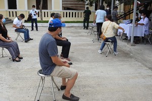 峴港給滯留民眾採檢。（圖源：互聯網）