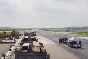 圖為修築中的內牌機場跑道。（圖源：明英）