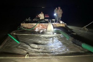 職能力量當場查獲一艘涉嫌非法採沙船舶。（圖源：越通社）