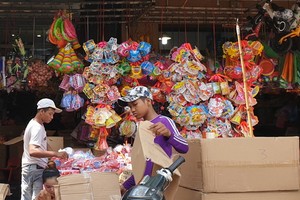 批售商將花燈裝入箱子運至各省銷售。