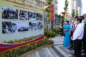 市人委會主席阮成鋒與各代表觀展。（圖源：草黎）