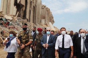 馬克龍(前右二)訪問爆炸過後黎巴嫩貝魯特港口。（圖源：新華社）