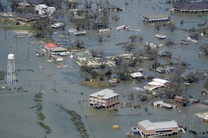 強颶風“勞拉”登陸美國路易斯安那州，狂風暴雨為當地釀成嚴重災情。圖為重災區城鎮查爾斯湖。（圖源：AP）