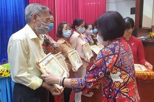 啟秀華文中心校長王沛川獲頒發“學習家庭”獎狀。