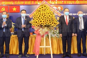 市委書記阮善仁（右二）同與會代表出席西貢旅遊一成員有限責任總公司黨部代表大會。（圖源：市黨部新聞網）