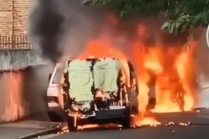 劫匪攻擊裝甲運鈔車，劫走900萬歐元後縱火燒車逃離。（圖源：視頻截圖）