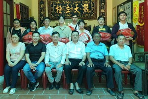 獲今年獎助學金的大中學生與二府會館理事們合影留念。