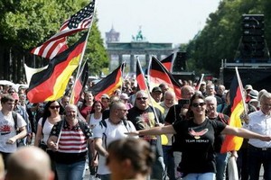 29日，德國柏林再有數萬人抗議政府實施的防疫措施。（圖源：互聯網）