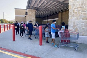 美國得克薩斯州休斯敦地區一超市外排起長隊，當地民眾為應對颶風災害而採購物資。