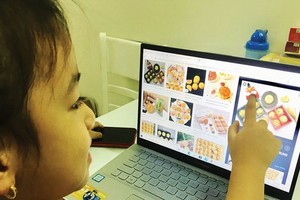 互聯網上售賣多種多樣的月餅。