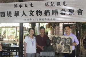 華人畫家李克柔伉儷向陳列室捐贈珍貴銅像。