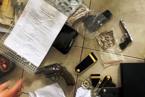 查獲的手槍、子彈及其他非法物品。（圖源：A.X）