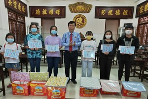 陳浩永理事長頒發獎學金。