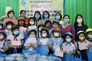 第六郡婦聯會代表向清貧越、華學生頒發阮氏明開助學金。