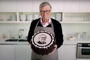 8月30日，“股神”沃倫·巴菲特迎來自己的90歲生日，65歲的好友比爾·蓋茨親手製作了他最喜愛的奧利奧奶油蛋糕為其祝壽。（圖源：視頻截圖）