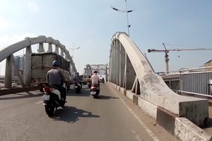 新順一橋禁止載重5噸以上的車輛行駛。（圖源：友輝）