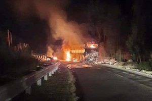 臥鋪客車自燃事故現場。（圖源：高原）