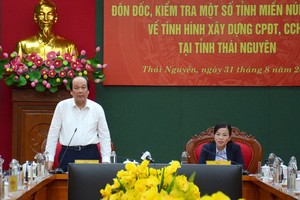 政府辦公廳主任梅進勇部長（左）在會上致詞。（圖源：太原報）