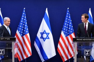 8月30日，以色列總理內塔尼亞胡（左）與美國總統高級顧問庫什納在耶路撒冷舉行聯合新聞發佈會。（圖源：EPA）