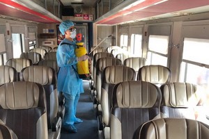 防疫工作人員噴灑消毒列車廂的各個角落。