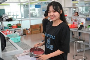 阮玉玲與火龍果香枝成品。