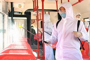 一名朝鮮防疫人員對公車進行消毒。（圖源：韓聯社）