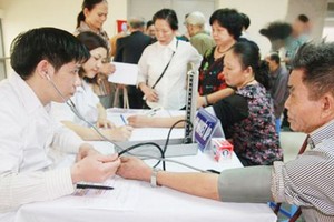 醫療站的醫護人員為民眾診斷。