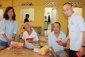 范興主任、陳月寶副主席向玉光精舍長者贈送禮物。