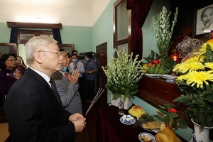 總書記、國家主席阮富仲上香緬懷胡主席。