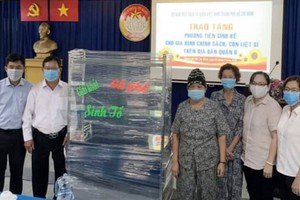 市越南祖國陣線委員會向第六郡政策家庭贈送謀生工具。