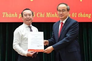 黃克牒同志（左）從市委書記阮善仁手中接過人事委任《決定》。（圖源：越勇）