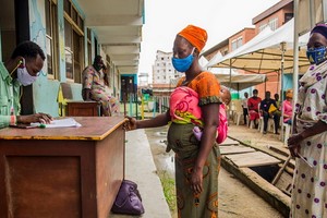 尼日利亞兩名婦女等待領取糧食署提供的食品換購券。（圖源：聯合國糧食署）