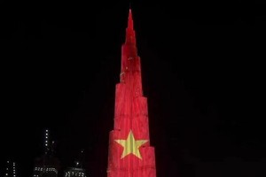 9月2日，世界第一高塔-哈利法塔點亮越南國旗圖案，旨在祝賀“九‧二”越南國慶節。（圖源：視頻截圖）