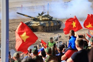 越南坦克車組成員盡最大努力完成比賽項目。（圖源：越通社）