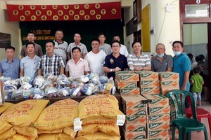 諸位熱心人士準備禮物向潼毛貧困戶派發。