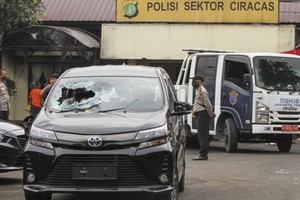 印尼芝拉卡警察局上星期六遭暴力襲擊，警用汽車和巴士被砸壞。（圖源：互聯網）