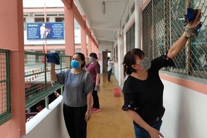 范文二學校的老師和員工在開學前打掃課室。