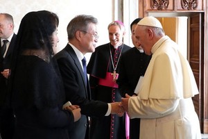 2018年10月16日，在教廷教皇廳，文在寅（左）與教皇方濟各親切交談。 （圖源：韓聯社）